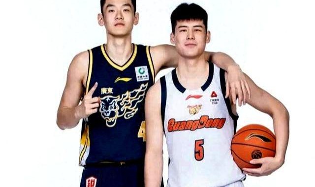 幼版赵睿就在广东阵中！只投大心脏三分，球迷：胡明轩的时间该给你|陈家政|广东男篮|王洪|杜锋|三分球_新浪体育_新浪新闻